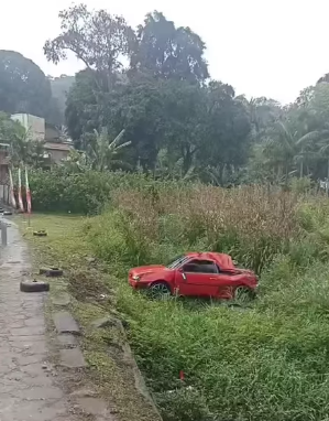CARRO CAI EM CÓRREGO NO RIACHO GRANDE
