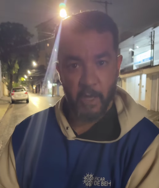 SEM SAPATOS E DEBAIXO DE CHUVA, HOMEM PEDE AJUDA E É ACOLHIDO EM SÃO BERNARDO