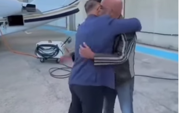 DESAPARECIMENTO: MAGENS MOSTRAM CANTOR RICK AO LADO DE EMPRESÁRIO BRUNO AVELAR ANTES DO EMBARQUE