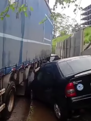 CARRETA PERDE O CONTROLE, DESCE DE RÉ E ATINGE DOIS VEÍCULOS NO DEMARCHI