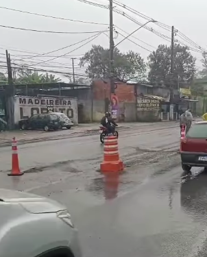 EQUIPES VISTORIAM TRECHO DANIFICADO DA ESTRADA DO ALVARENGA; REPARO AGUARDA MELHORA NO TEMPO