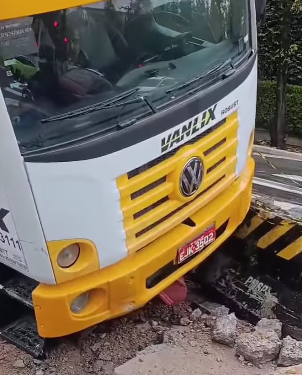 CAMINHÃO DE LIXO CAI EM BURACO DE OBRA EM BAIRRO NOBRE DA CAPITAL