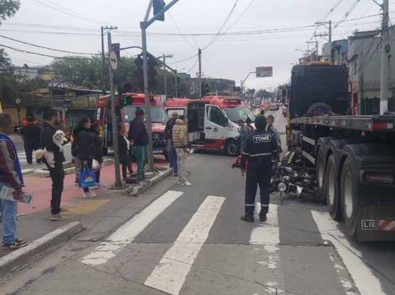DUAS PESSOAS FICAM FERIDAS EM ACIDENTE ENTRE CAMINHÃO E MOTO NA ESTRADA DOS ALVARENGAS