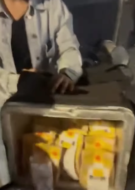 MORADOR DE SÃO BERNARDO APROVEITA PROMOÇÃO DE LANCHES A R$ 1 E DISTRIBUI COMIDA A PESSOAS EM SITUAÇÃO DE RUA