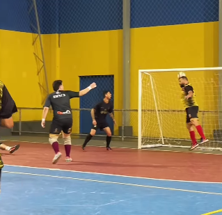 GOLAÇO EM JOGO DE FUTSAL NO BAETA NEVES VIRALIZA NA INTERNET