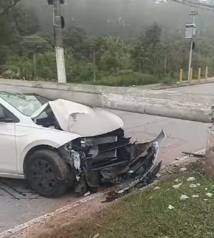 CARRO DERRUBA POSTE E INTERDITA ESTRADA GALVÃO BUENO, EM SÃO BERNARDO
