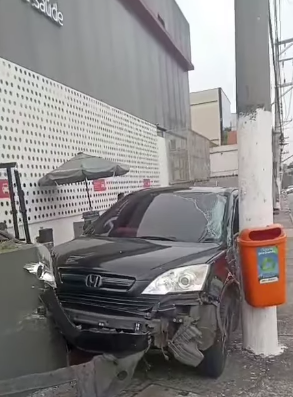 CARRO SOBE NA CALÇADA E ATINGE ENTRADA DO LABORATÓRIO FLEURY NA AVENIDA LUCAS NOGUEIRA GARCEZ