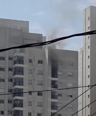 INCÊNDIO ATINGE APARTAMENTO NA AVENIDA MOINHO FABRINI, EM SÃO BERNARDO