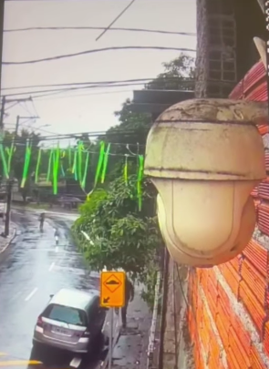 VÍDEO: CRIMINOSO ARRANCA RETROVISOR DE CARRO E FOGE COM A PEÇA EM SÃO BERNARDO