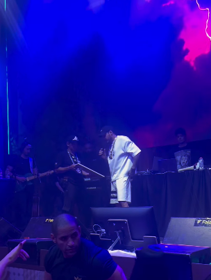 MC GUI GUI JR., DE SÃO BERNARDO, SOBE AO PALCO COM HUNGRIA E CANTA MÚSICA FEITA PARA O ARTISTA