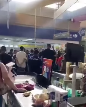 HOMEM ARMADO COM FACA MANTÉM FUNCIONÁRIA REFÉM POR CERCA DE DUAS HORAS EM CARREFOUR NA CAPITAL