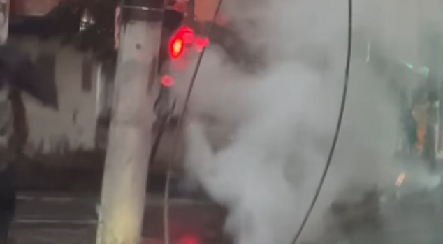 FIOS DE ALTA TENSÃO SE ROMPEM E PEGAM FOGO NA RUA SANTA FILOMENA