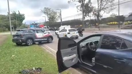 QUEBROU O VIDRO E TENTOU FURTAR VEÍCULO, MAS ACABOU PRESO APÓS PERSEGUIÇÃO DA PM