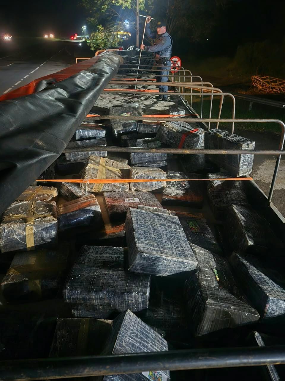 PM RODOVIÁRIA APREENDE MAIS DE 1,8 TONELADA DE MACONHA EM CAMINHÃO COM PLACAS DO PARAGUAI NO INTERIOR DE SP