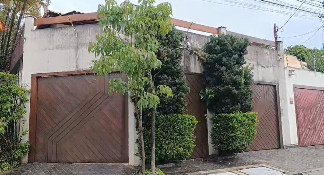 CINCO CRIMINOSOS INVADEM CASA DE AUDITOR DA RECEITA, AMARRAM MORADORES E ROUBAM ARMA NO BROOKLIN