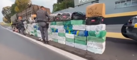 CARGA ENORME: QUASE 3 TONELADAS DE MACONHA SÃO ENCONTRADAS EM CAMINHÃO NO INTERIOR DE SP