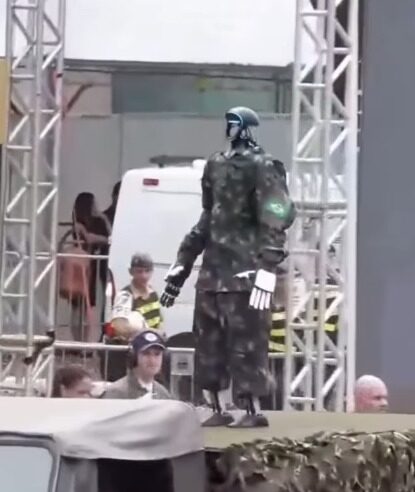 O SOLDADO DE METAL: ROBÔ DO EXÉRCITO ROUBA A CENA E BATE CONTINÊNCIA PARA LULA NO 7 DE SETEMBRO