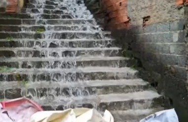 ÁGUA LIMPA JORRA HÁ DOIS DIAS NO JARDIM SILVINA E MORADORES COBRAM SOLUÇÃO DA SABESP