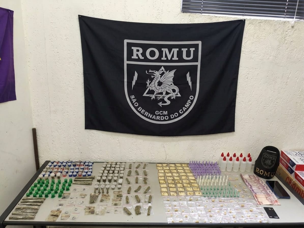 EM MENOS DE 24 HORAS, ROMU DE SÃO BERNARDO PRENDE DOIS E APREENDE 695 PORÇÕES DE DROGAS