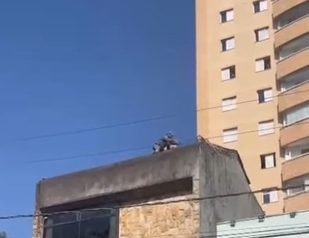 BOMBEIROS SOCORREM HOMEM DE 80 ANOS QUE CAIU DE TELHADO EM SÃO BERNARDO