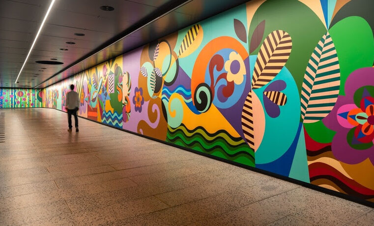 MASP INAUGURA PASSAGEM SUBTERRÂNEA NA AVENIDA PAULISTACOM PINTURA IMERSIVA DE BEATRIZ MILHAZES