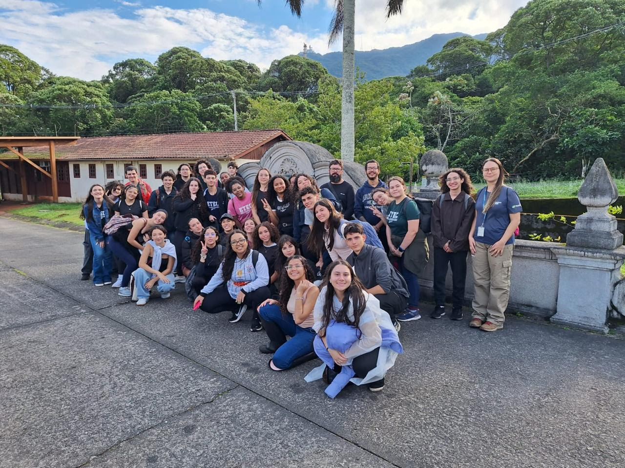 PARQUE CAMINHOS DO MAR TRANSFORMA VISITA ESCOLAR EM AULA A CÉU ABERTO NA MATA ATLÂNTICA