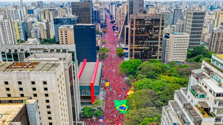 ATO PELA REELEIÇÃO DE LULA REÚNE MILHARES NA AVENIDA PAULISTA, EM SÃO PAULO