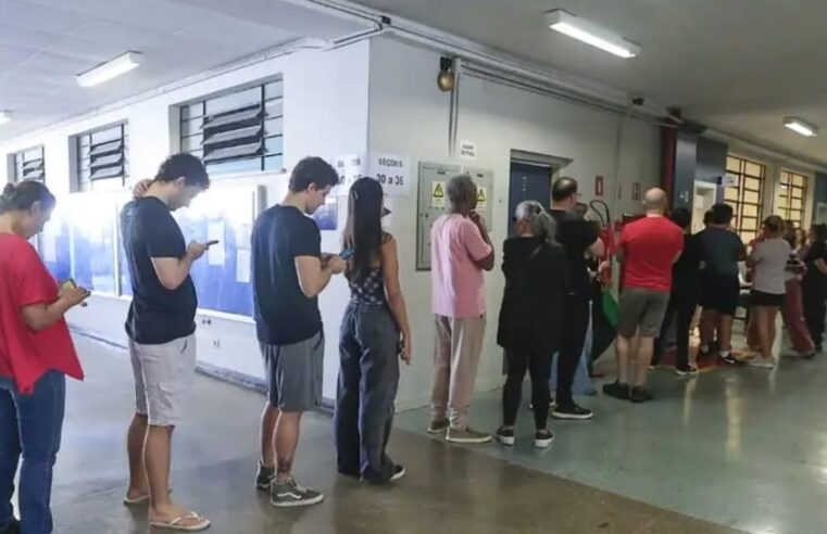 PORTÕES FECHADOS: VOTAÇÃO TERMINA ÀS 17H, MAS QUEM JÁ ESTÁ NA FILA AINDA PODE VOTAR