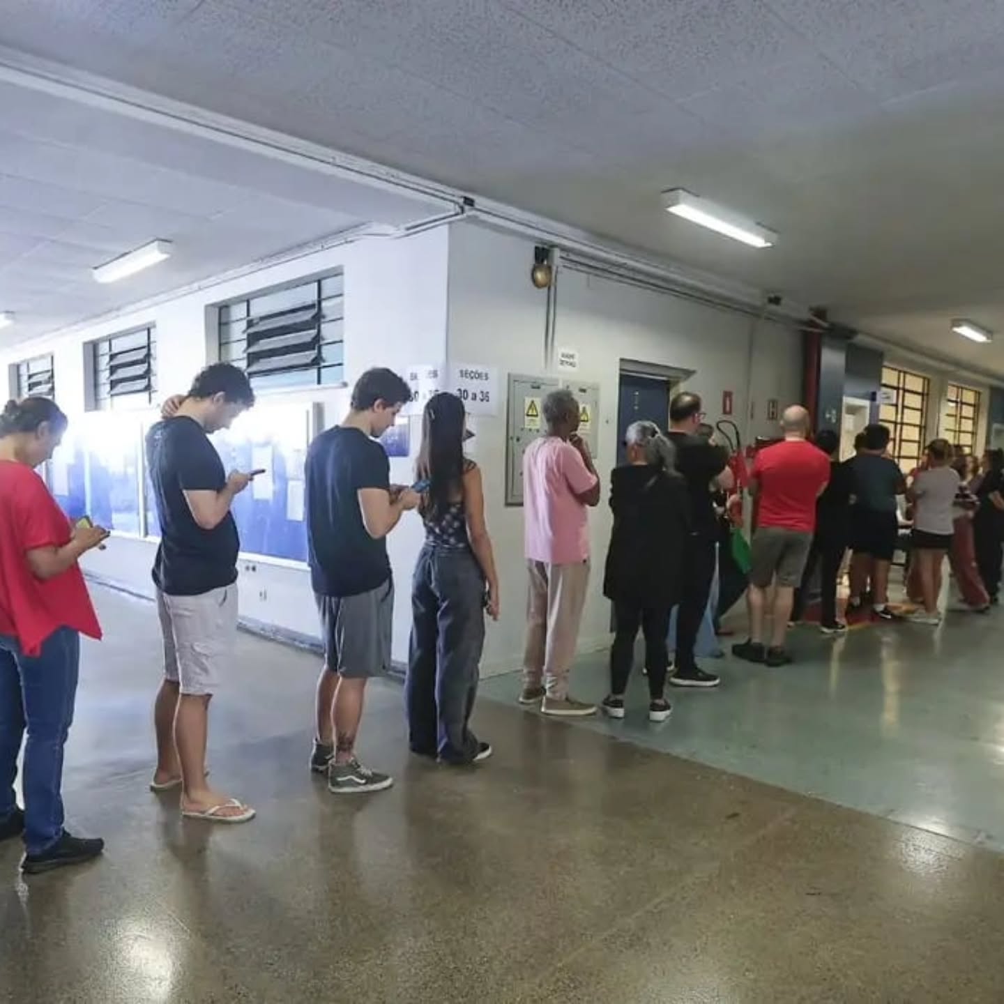 PORTÕES FECHADOS: VOTAÇÃO TERMINA ÀS 17H, MAS QUEM JÁ ESTÁ NA FILA AINDA PODE VOTAR