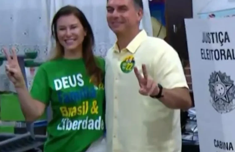 FLÁVIO BOLSONARO VOTOU NO RIO E MANIFESTOU CONFIANÇA EM VITÓRIA NO PRIMEIRO TURNO