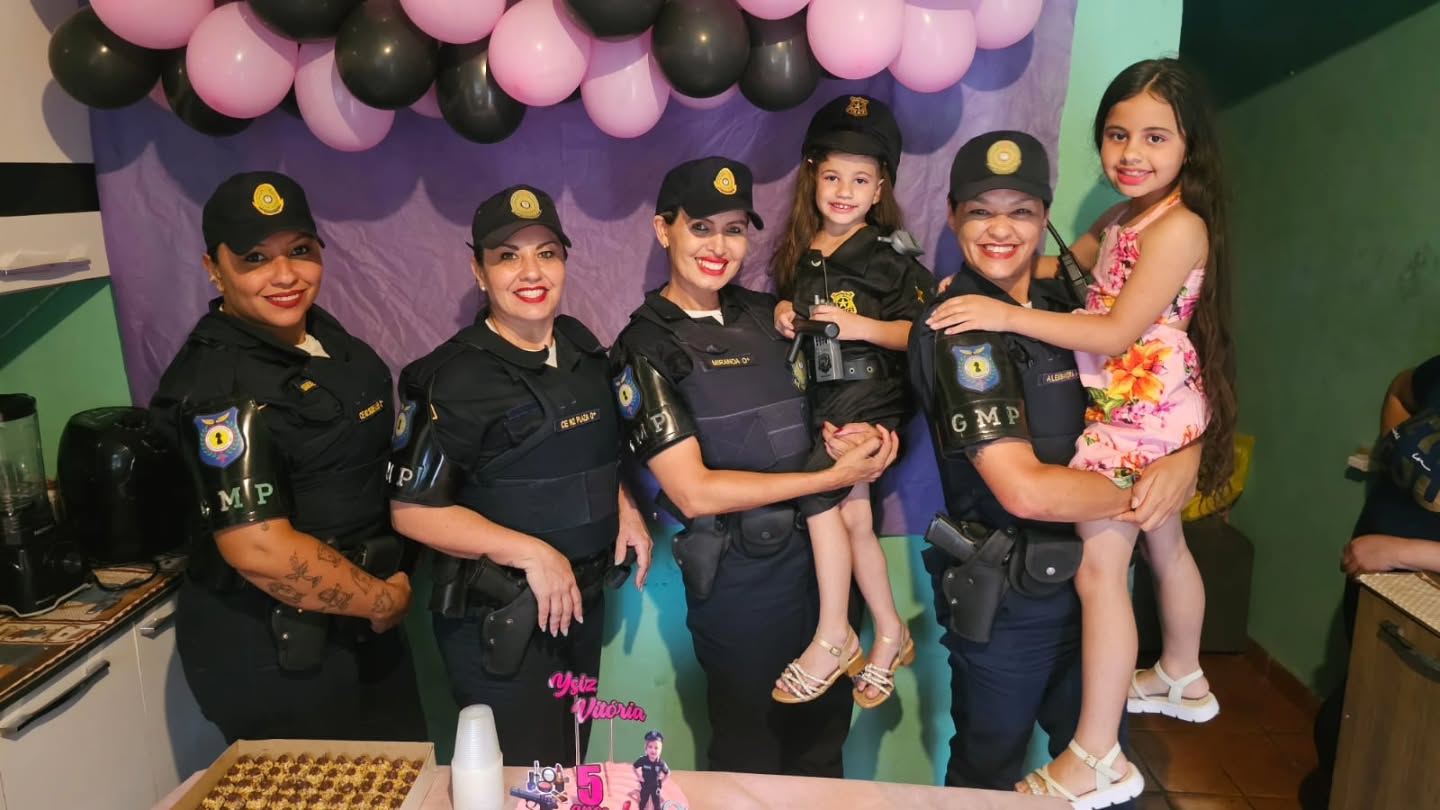 PEQUENA YZIS RECEBE VISITA DA GCM EM ANIVERSÁRIO DE 5 ANOS NO MONTANHÃO
