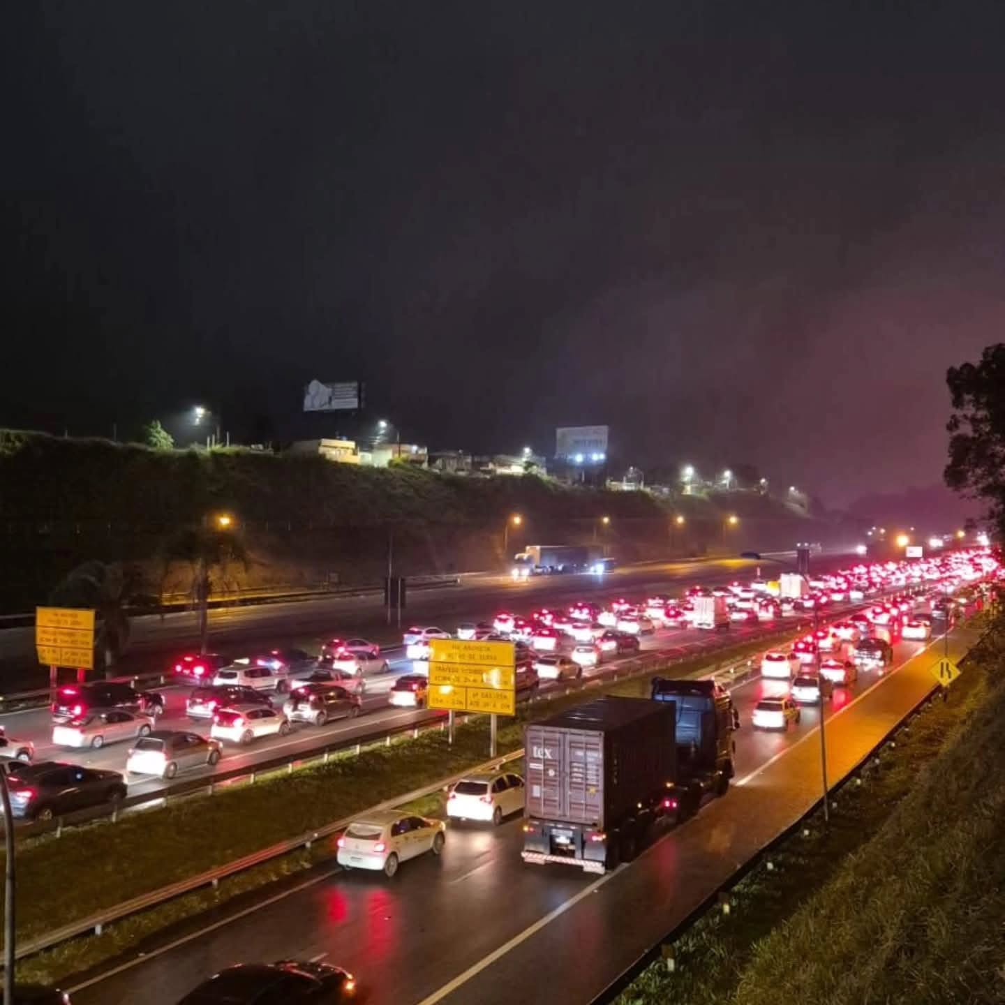 ATÉ 314 MIL VEÍCULOS DEVEM DESCER PARA O LITORAL NO FERIADO; ANCHIETA E IMIGRANTES REGISTRAM CONGESTIONAMENTOS