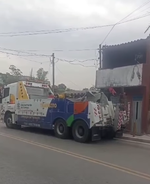 ÔNIBUS ARTICULADO É GUINCHADO APÓS QUEBRAR NA ESTRADA DOS ALVARENGAS
