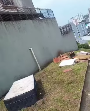 MORADORES DENUNCIAM DESCARTE IRREGULAR DE MÓVEIS EM ESCADÃO LOGO APÓS LIMPEZA DA ÁREA NA VILA EUCLIDES