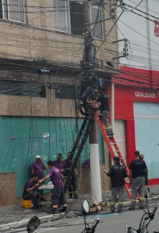 APÓS INCÊNDIO, EQUIPES INSTALAM NOVOS CABOS DE INTERNET E MORADORES COBRAM RETIRADA DE FIOS QUEIMADOS NA JOSÉ PELOSINI