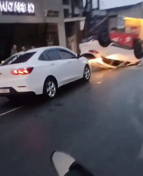 AGORA: CARRO CAPOTA NA RUA ERNESTA PELOSINE, NO NOVA PETRÓPOLIS, EM SÃO BERNARDO