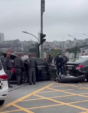 DOIS SÃO PRESOS APÓS ROUBO DE CAMINHÃO PRÓXIMO À TERMOMECANICA; FUGA TERMINA EM COLISÃO NA LIONS COM A VIVALDI