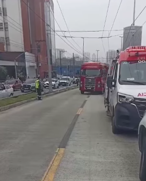 BOMBEIROS SOCORREM PEDESTRE ATROPELADO POR TRÓLEBUS DA LINHA 288 NA AVENIDA LUCAS NOGUEIRA GARCEZ