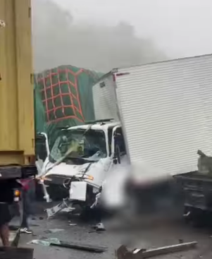ENGAVETAMENTO ENTRE CINCO VEÍCULOS DE CARGA DEIXA DOIS FERIDOS NA RODOVIA ANCHIETA