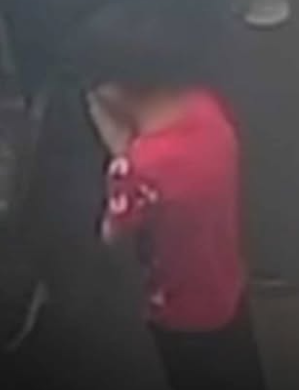 GAROTO DE 8 ANOS ORA ENQUANTO CRIMINOSOS ASSALTAM LOJA DA FAMÍLIA EM SANTO ANDRÉ