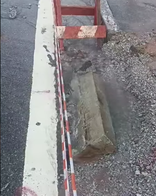VAZAMENTO DE ÁGUA EM VIA DE SÃO BERNARDO PREOCUPA MORADORES; SABESP É ACIONADA