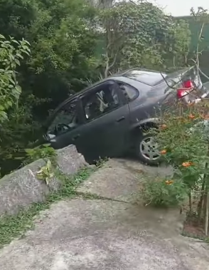 ALERTA DE TRÂNSITO: CARRO ATRAVESSA MURO E FICA PENDURADO NO BAETA NEVES