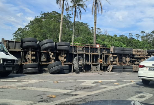CARRETA COM CARGA DE MADEIRA TOMBA PERTO DO OUTLET IMIGRANTES, EM SÃO BERNARDO; MOTORISTA É SOCORRIDO