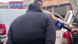 MULHER ATIRA CONTRA EX-COMPANHEIRO E É PRESA NA CAPITAL: ELA TINHA MEDIDA PROTETIVA E RELATOU AMEAÇAS