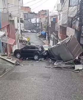 ACIDENTE ENVOLVENDO TRÊS VEÍCULOS NA RUA ALTO DA BELA VISTA, NA VILA SÃO PEDRO, EM SÃO BERNARDO
