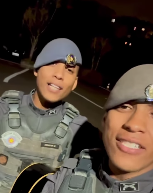 POLICIAIS GÊMEOS VIRALIZAM NAS REDES SOCIAIS APÓS CANTAREM LOUVOR