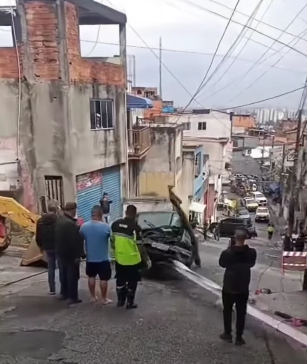 TRATORES SÃO UTILIZADOS PARA RETIRAR VEÍCULOS APÓS ACIDENTE NA VILA SÃO PEDRO, EM SÃO BERNARDO