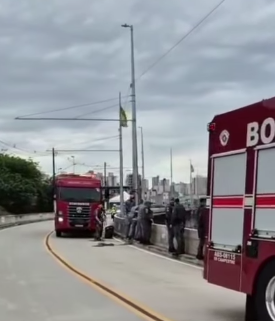 BOMBEIROS DESCARTAM PRESENÇA DE CORPO E ENCONTRAM APENAS BOTINAS E LIXO EM RIO NA AVENIDA LAURO GOMES