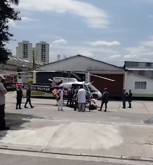 HELICÓPTERO ÁGUIA POUSA NA LAURO GOMES PARA SOCORRER MOTOCICLISTA GRAVEMENTE FERIDO EM ACIDENTE COM CAMINHÃO