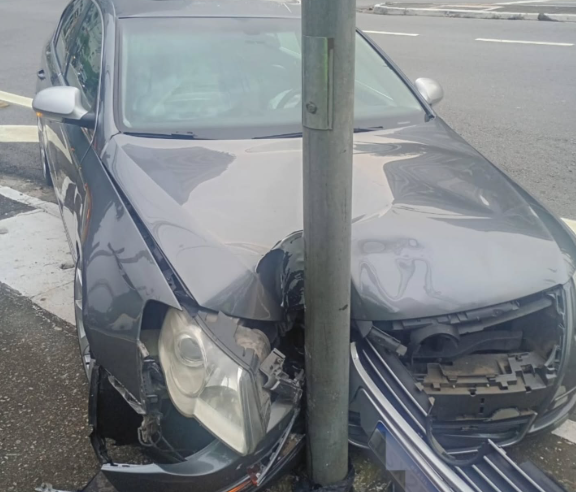 ALERTA DE TRÂNSITO: CARRO BATE EM POSTE NA AVENIDA SENADOR VERGUEIRO, EM SÃO BERNARDO